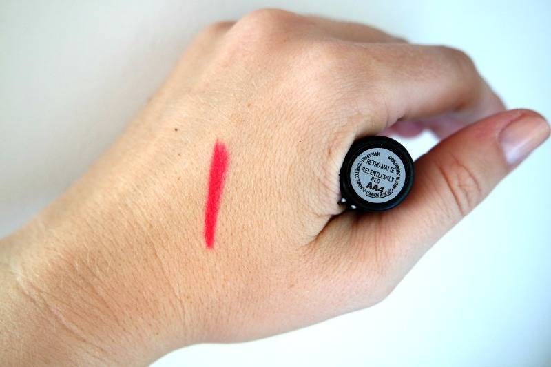 MAC RETRO MATTE RELENTLESSLY RED