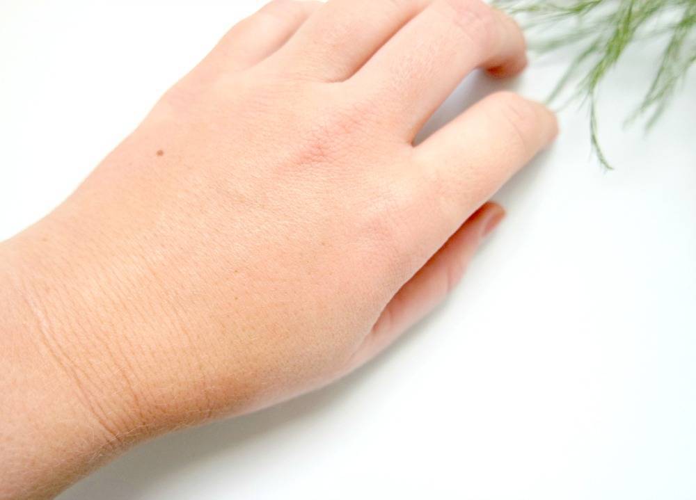 Benefit dew the Hoola swatch