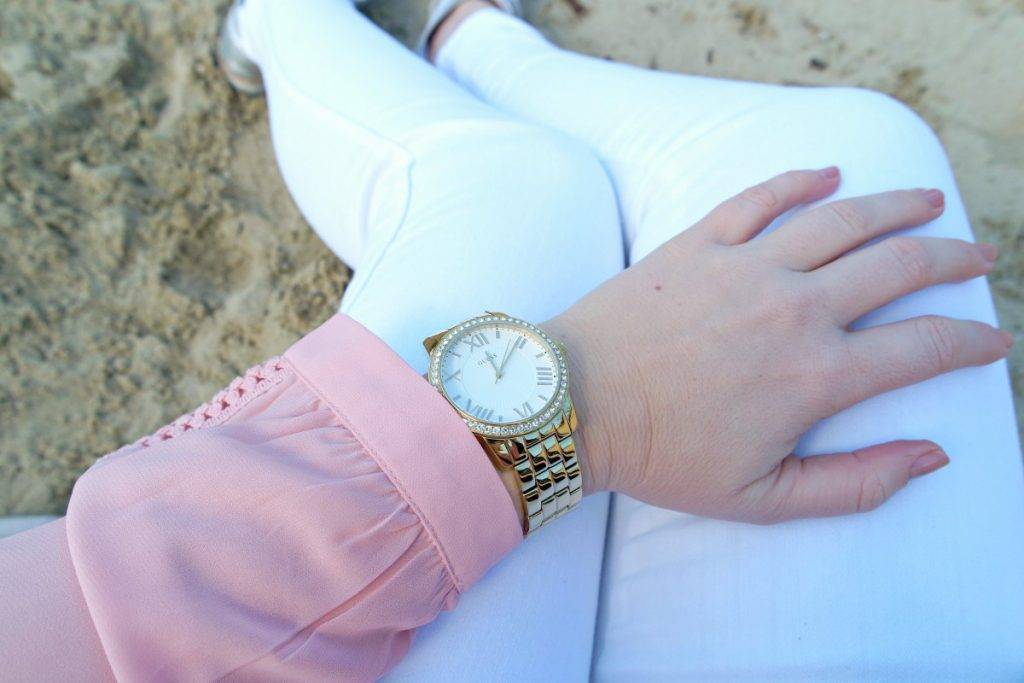 Outfit witte broek met roze blouse Guess-W0329L2 allure horloge