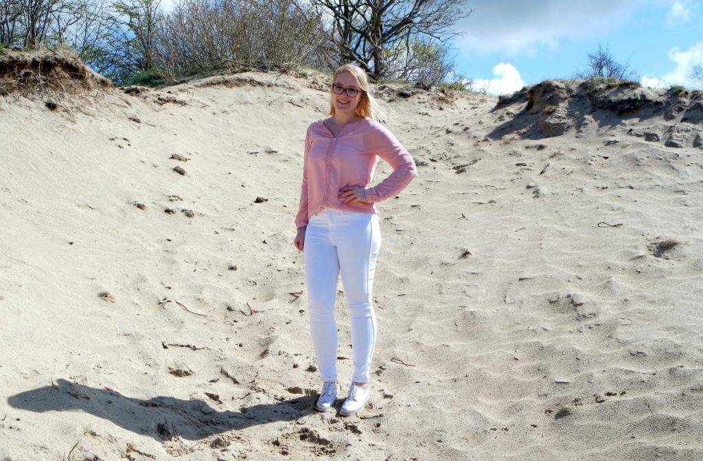 Outfit witte broek met roze blouse