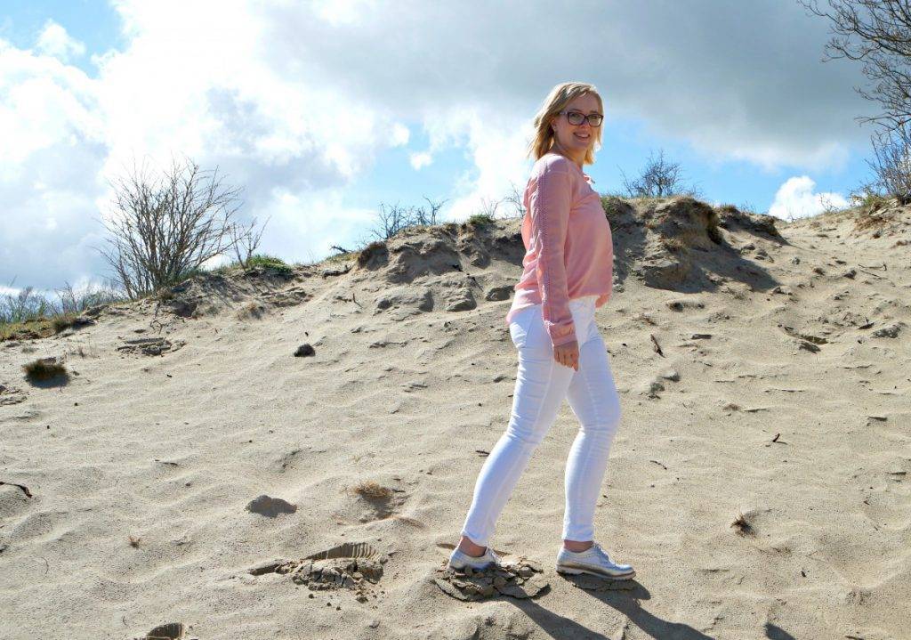 Outfit witte broek met roze blouse Outfit witte broek met roze blouse