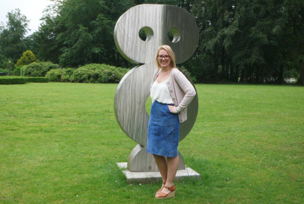 Outfit blauwe suède rok