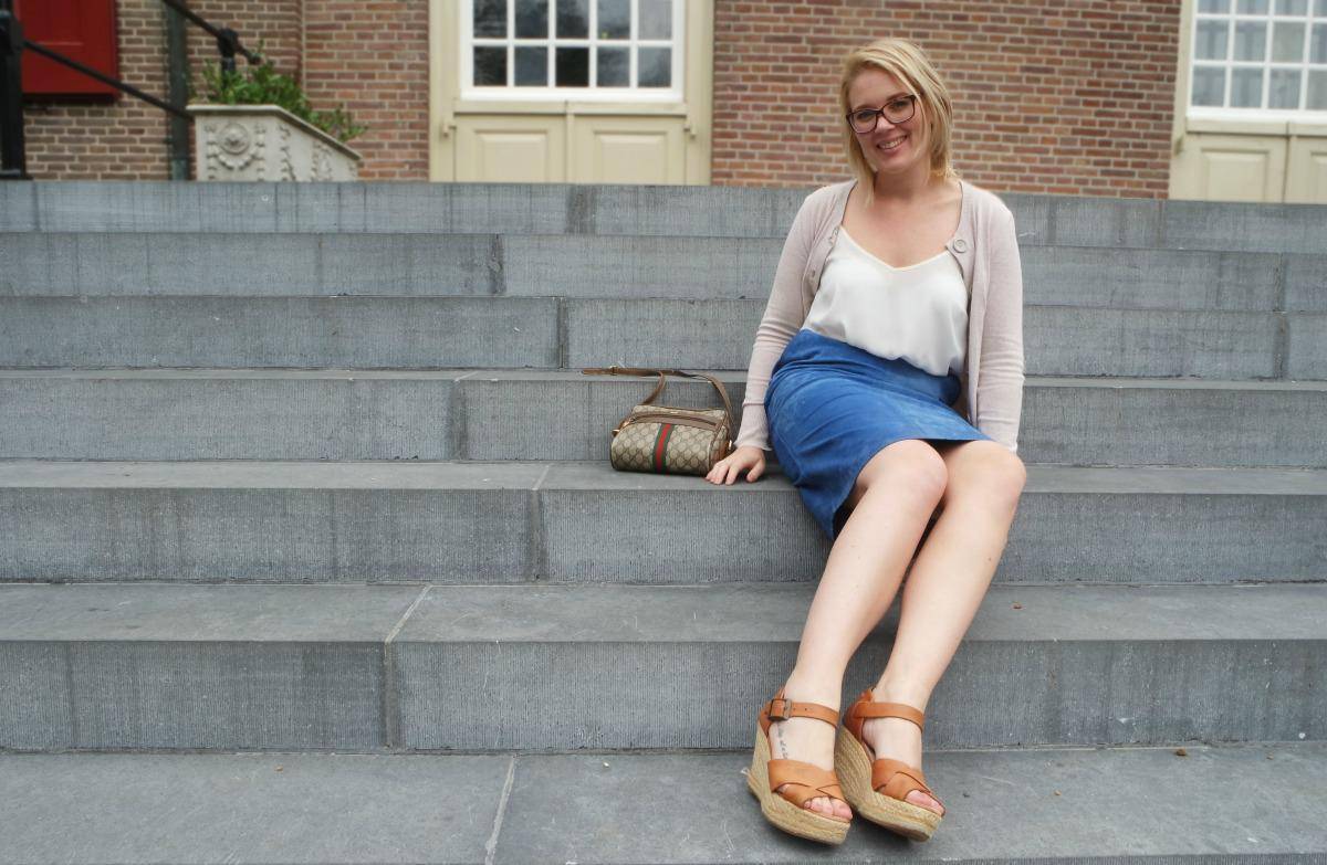 Outfit blauwe suède rok trap