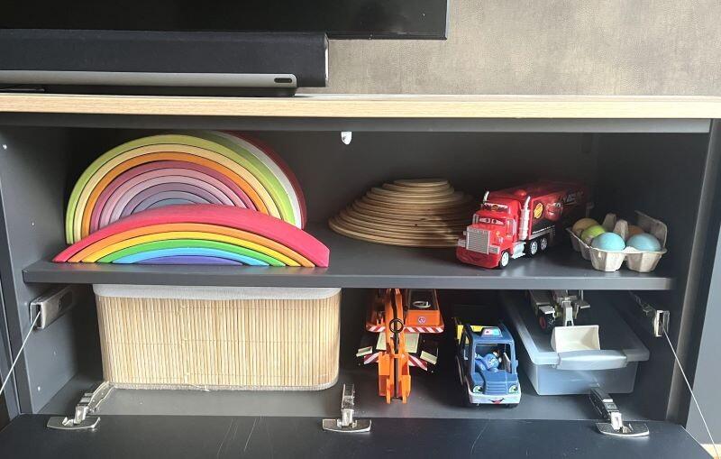 Grimms speelgoed in kast